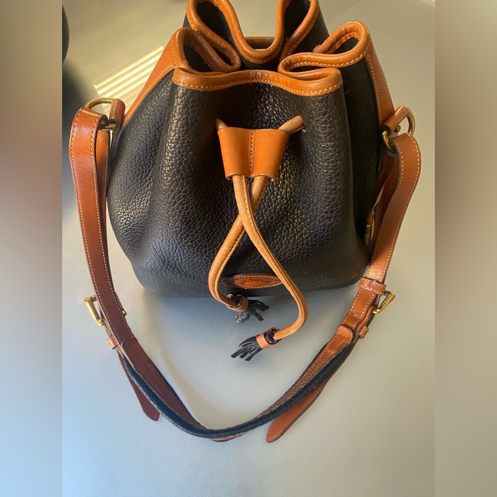Dooney&Bourke Vintage Elegant Black and Tan Leather Bucket Bag